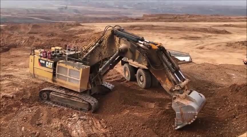 大家来看拥有6支液压泵的反铲挖掘机