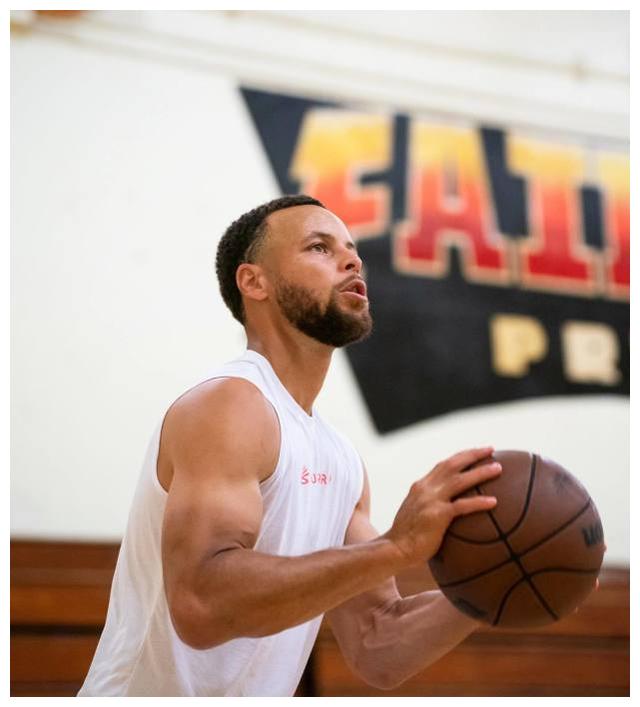 库里特训上演单臂暴扣手臂在篮筐之上臂膀肌肉维度快赶上头围