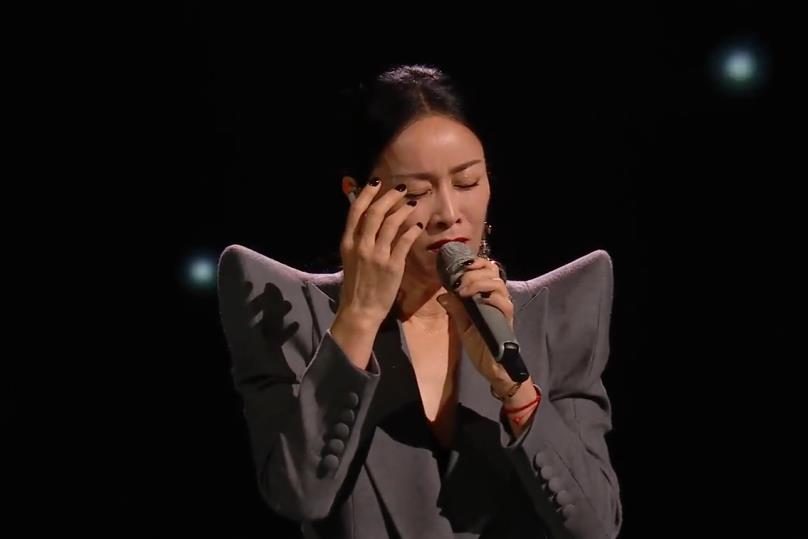 那英一开口就已经有演唱会的那个气氛在了,再加上舞台效果,天后唱歌名