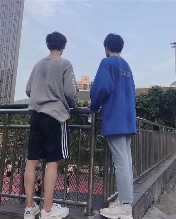 丁程鑫19岁生日好兄弟刘耀文卡点庆生晒两人打球背影照