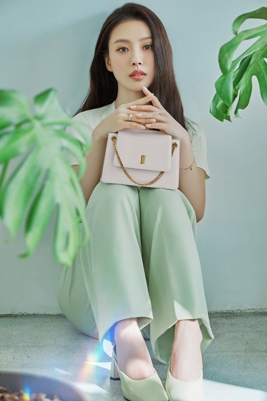 韩国女艺人高敏诗最新代言宣传照曝光