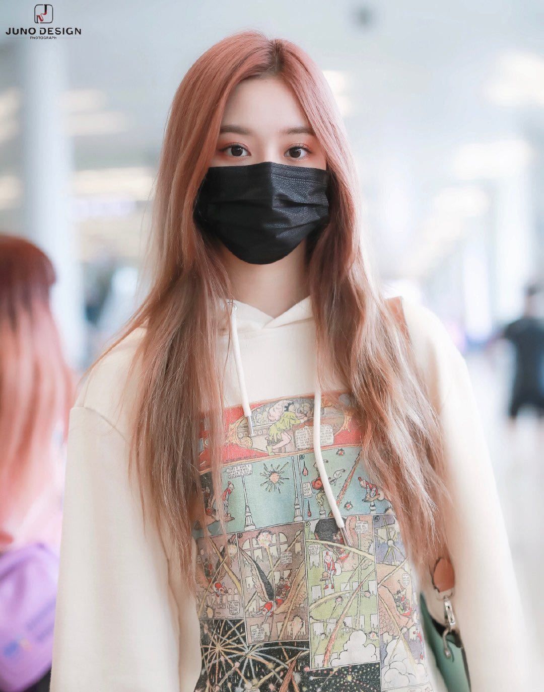 徐艺洋机场私服照,印花卫衣搭配印花包包,随意的青春气息