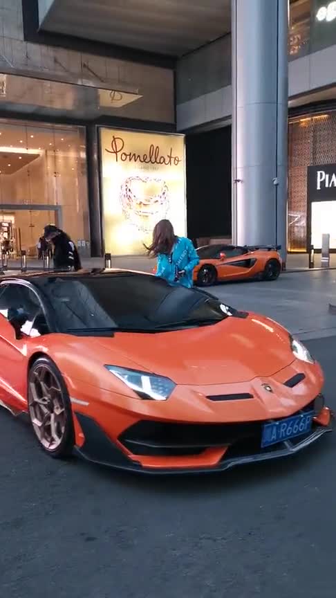 兰博基尼svj大牛上街车主打开剪刀车门展示这台车的霸气