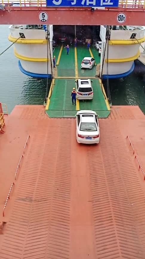 汽车开上船,准备过河了