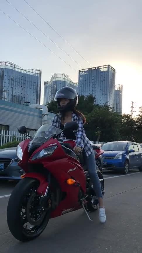 美女大妹子騎r6摩托車