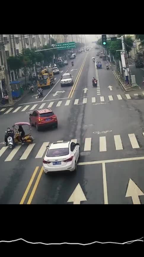 电瓶车左转弯与直行相撞摔倒在地