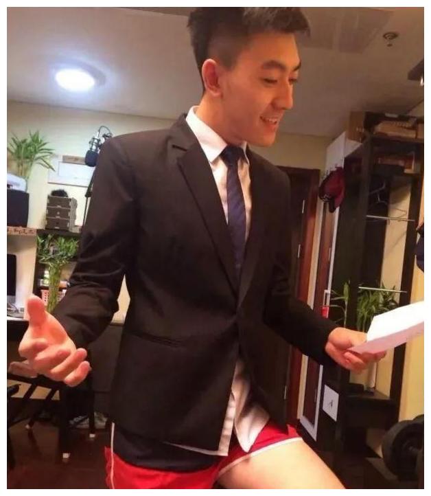 央视新闻主播李泽鹏上半身西装笔挺下半身沙滩短裤