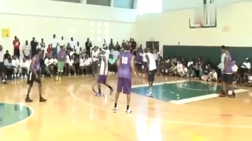 科比野球场偶遇哈登 无奈年轻的哈登又成了科比的背景