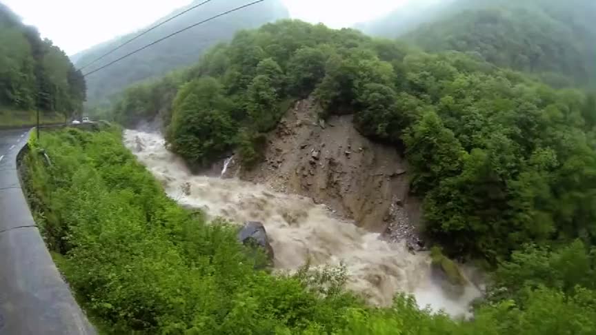 山洪暴发,洪水从山顶倾巢而下,太可怕了!