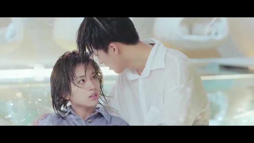 完美的他:姜可乐落水,陆啸人工呼吸救她,偷笑说嘴唇有点软!