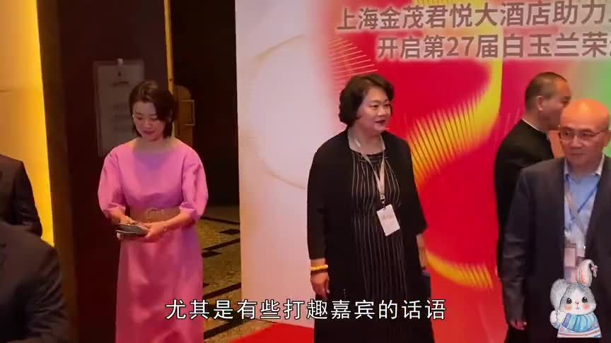 东方卫视主持人再次翻车年轻主持人全程笑脸获奖嘉宾尴尬难忍