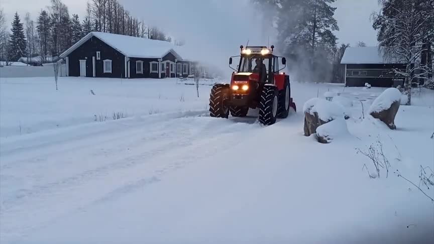 乌尔苏斯ursus拖拉机冬季寒区出勤作为工程车辆清理道路积雪