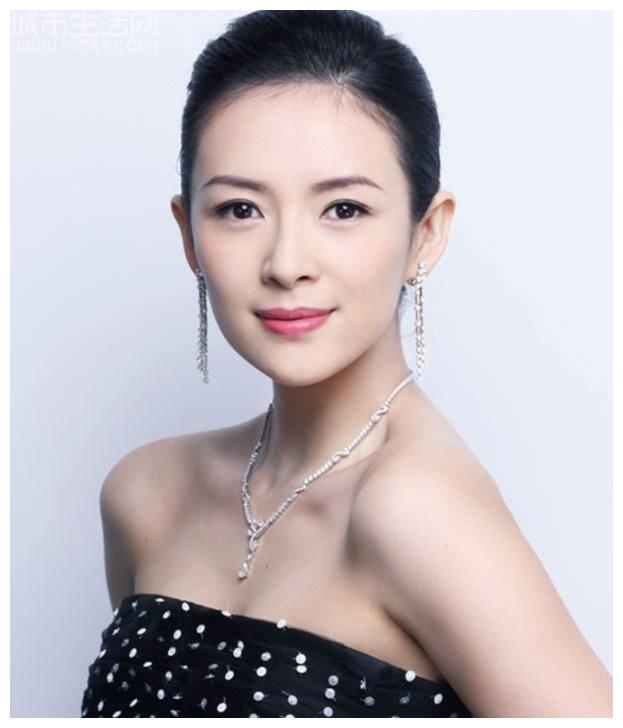 2000年章子怡穿红肚兜跟张艺谋上台领奖下台后张艺谋暴怒大骂