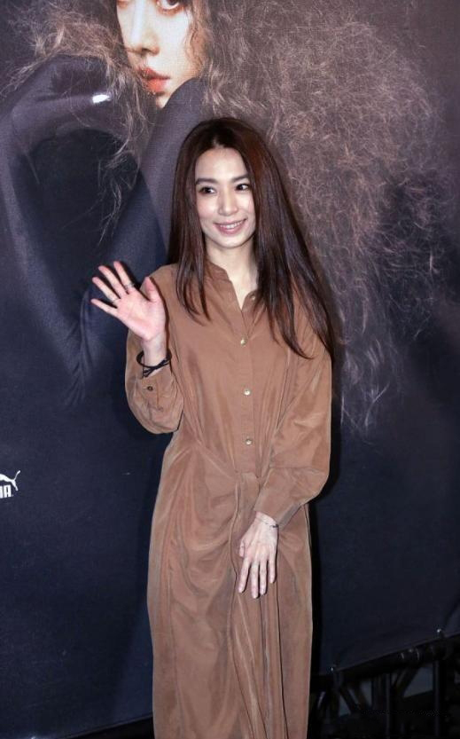 田馥甄一点不见老穿咖色衬衫裙高级大气长发披肩太女神