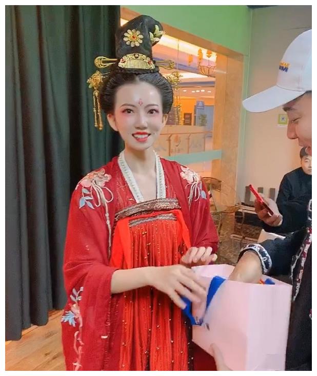 不倒翁"皮卡晨"终于换装了,当她换上红色汉服,犹如