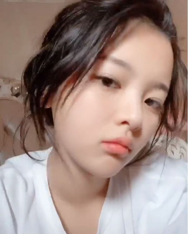 杨超越"纯素颜"长啥样?起床照曝光后,网友直呼:确定是本人?