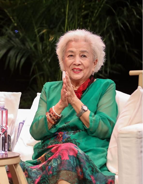 85岁的谢芳是真老了,干瘦身材穿得鲜艳花哨,倒是显出几分少女感__财经