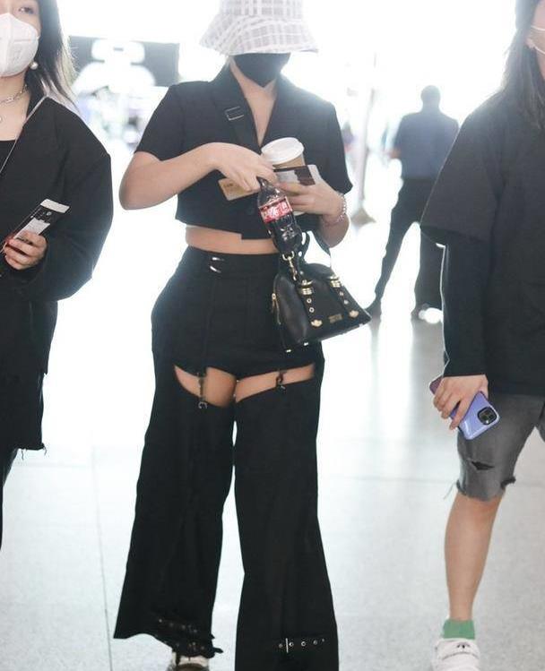 瘦下来的王菊就是敢穿!裤子穿小一码腰部勒出赘肉,瞬间不美了