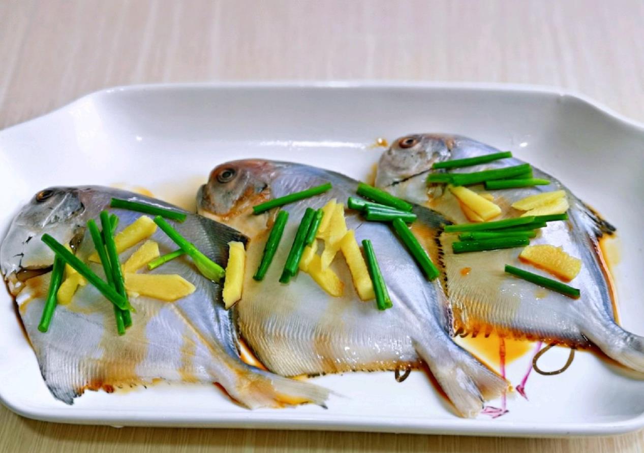 家常豆瓣酱蒸鲳鱼鲜嫩好吃整一整就出锅家人都爱吃