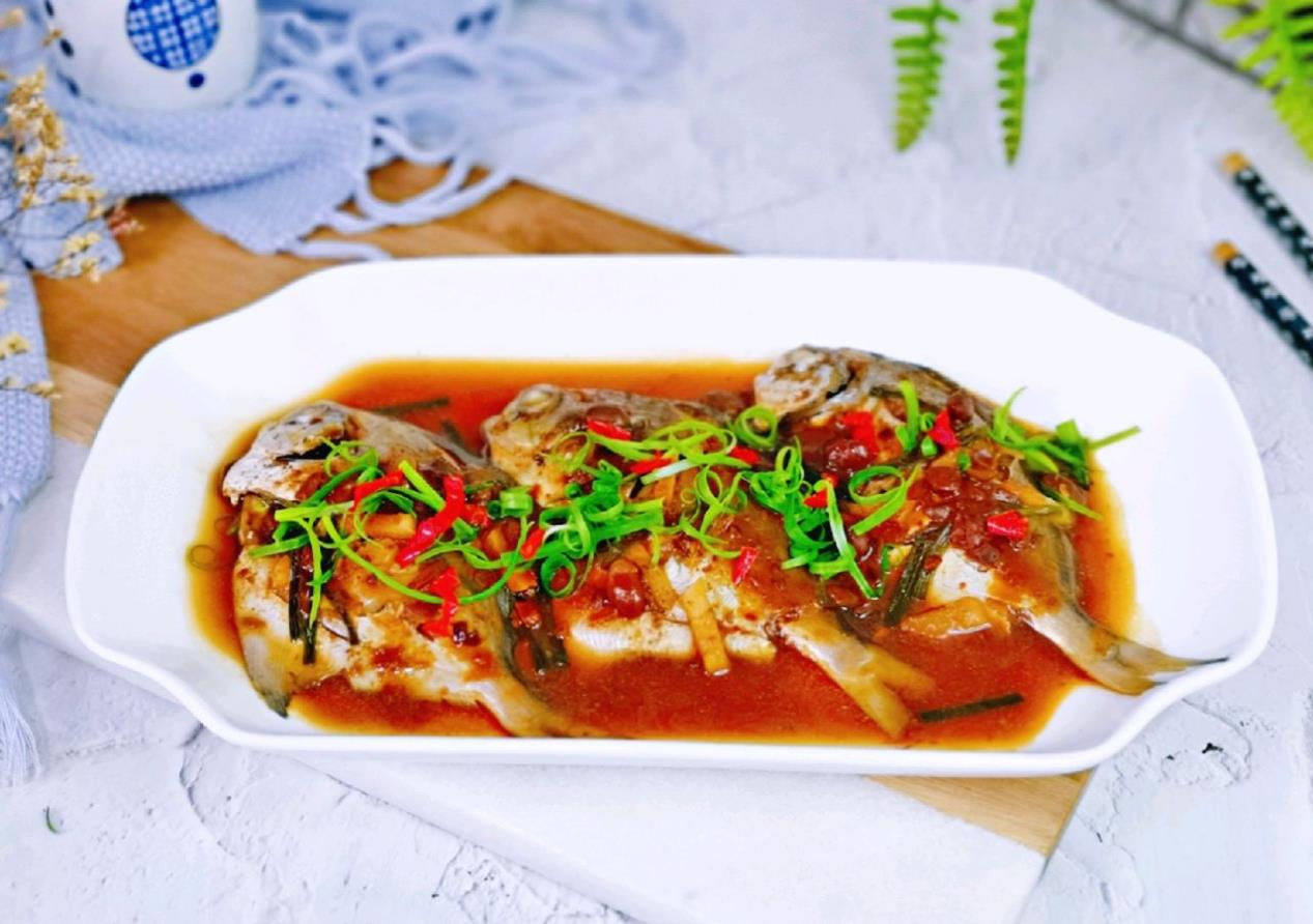 家常豆瓣酱蒸鲳鱼鲜嫩好吃整一整就出锅家人都爱吃