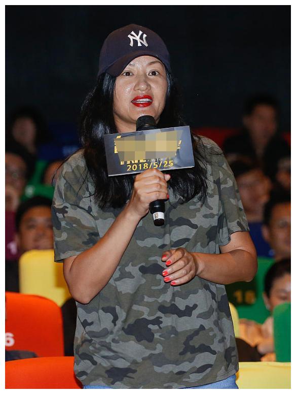 瞿颖在家跳舞,肚腩突出皮肤黑到反光,腿很粗但不弯也很长__财经头条