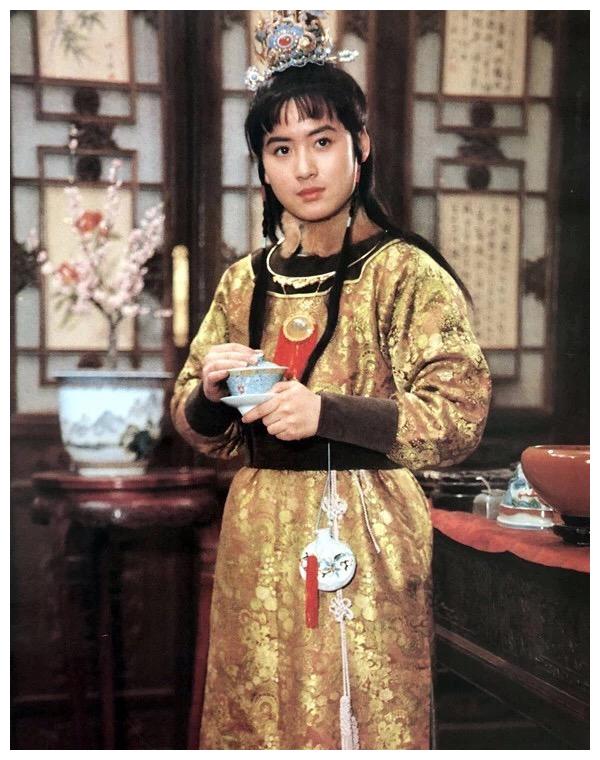 夏钦14岁出道18岁演电影版红楼梦走红如今50岁成幸福