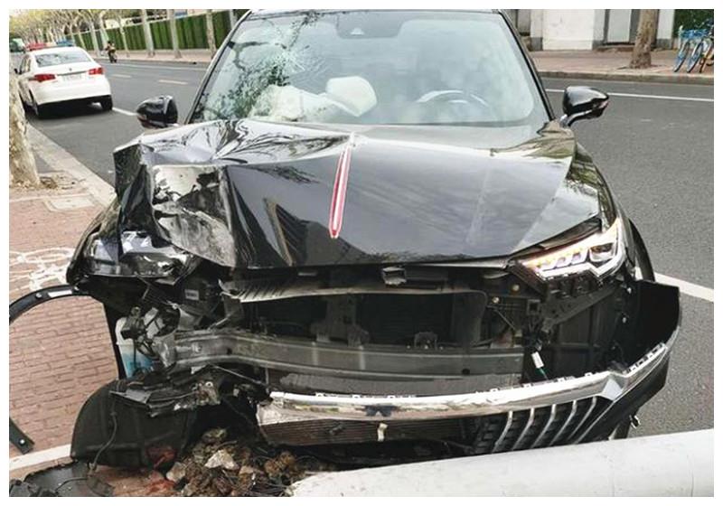 最近有一名红旗hs5车主发出了这样一场事故,他表示当天就以80左右的