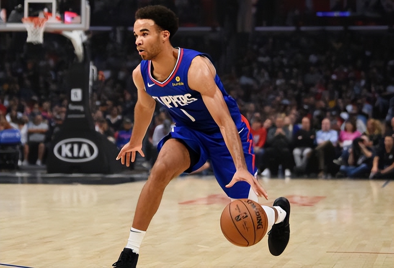 勇士签下第20人,豪华阵容出炉!入选大学名人堂库里演讲心花怒放|杰罗