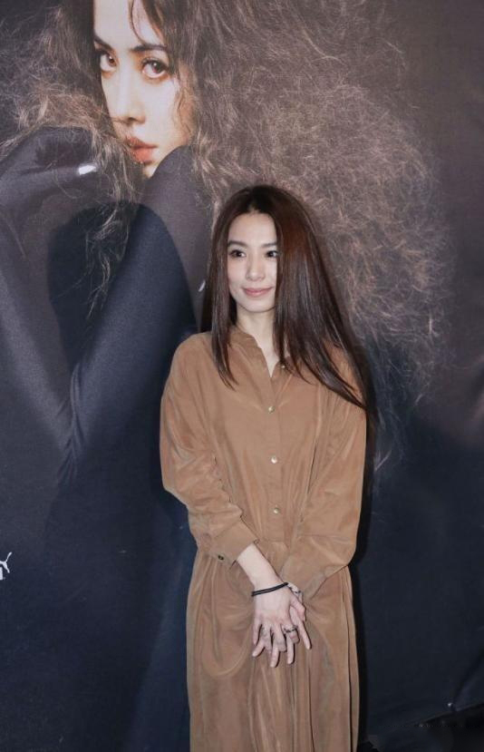 田馥甄一点不见老穿咖色衬衫裙高级大气长发披肩太女神