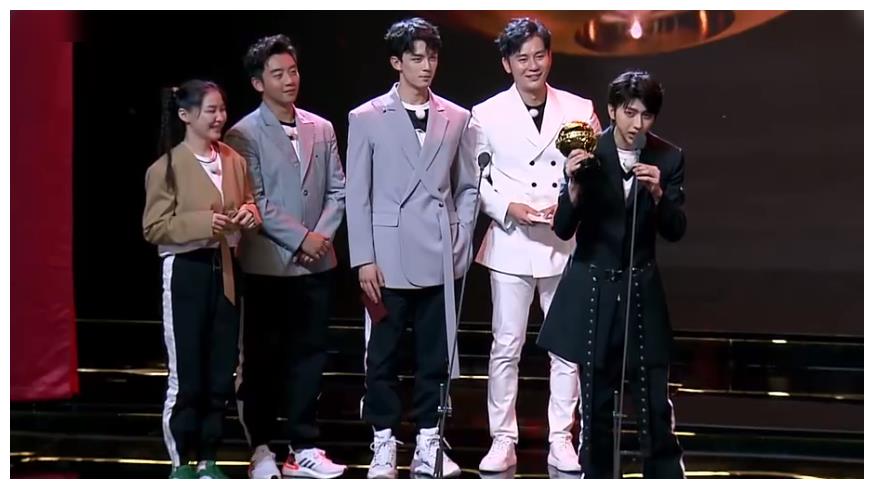 撕名牌结果发生反转蔡徐坤获得最终胜利吴磊却是大赢家