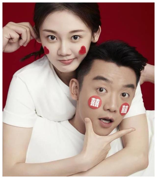 郑凯苗苗官宣结婚证件照太甜蜜苗苗肚子上还贴喜字