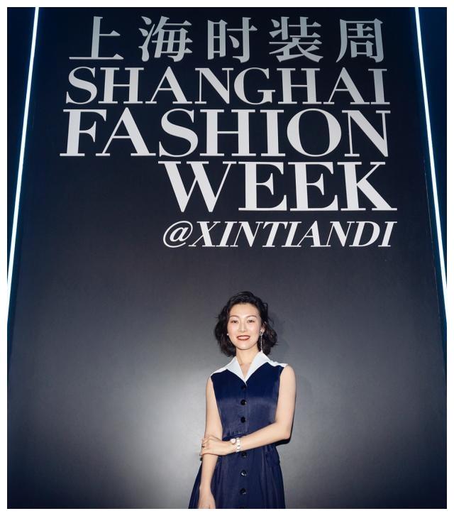 张思思出席春夏上海时装周,展现时尚的智慧之美