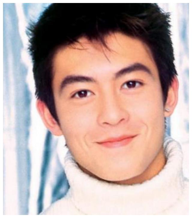 冠希极具不羁感以及微雅痞的气息可是迷倒众生,浓眉大眼,有棱有角脸型