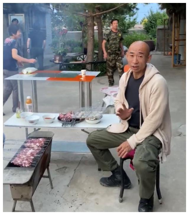 亮剑孙德胜晒近照满身肌肉荷尔蒙旺盛妻子更是韵味十足