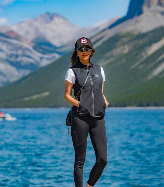 56岁刘嘉玲山间跑步!穿紧身裤勒出一双细腿,引起网友热议__财经头条