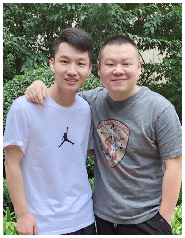 岳云鹏晒葫芦娃造型徒弟刘筱亭吹彩虹屁亲搭档孙越在线拆台