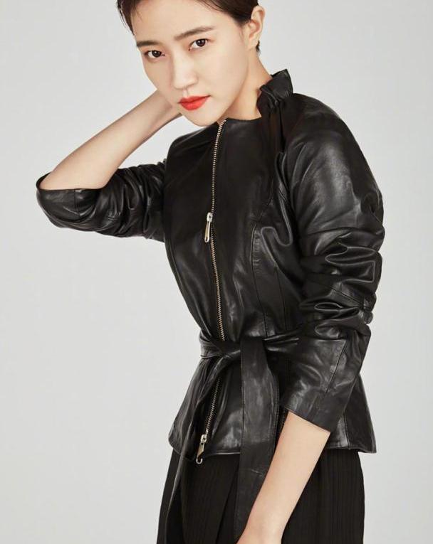 焦俊艳剪了短发气质出众,短袖衬衫配破洞裤走机场,大背头a爆了