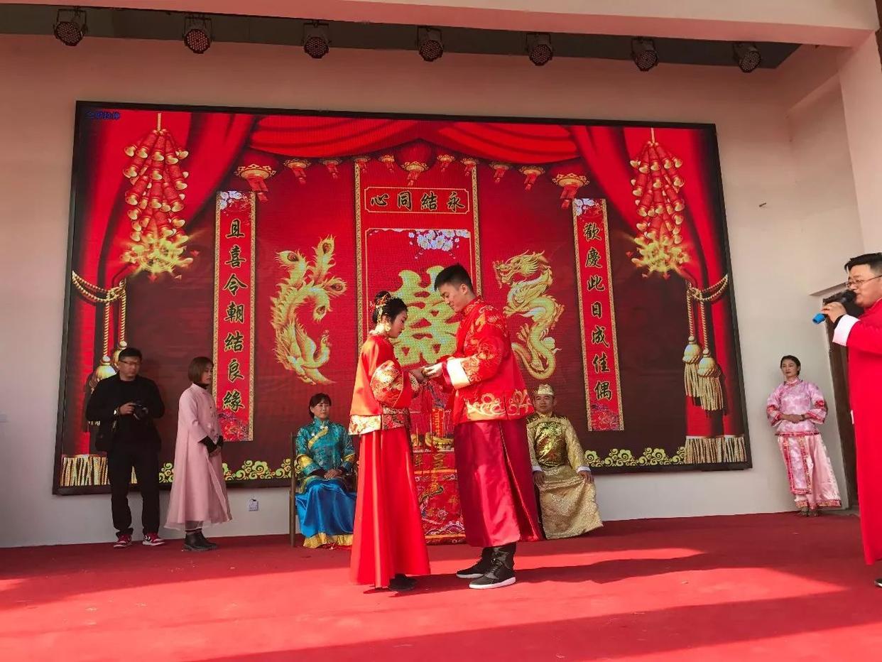 结发钻石是恩爱结发夫妻身心融聚的纪念信物__财经头条