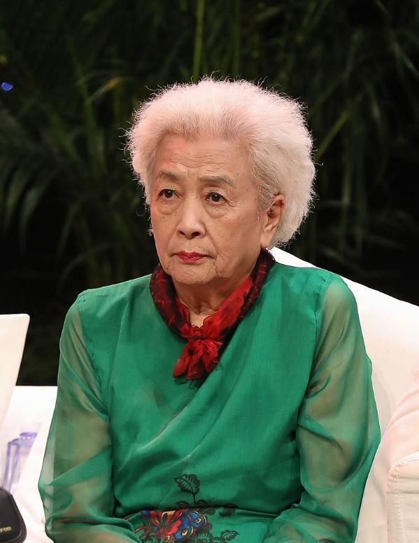 85岁的谢芳是真老了,干瘦身材穿得鲜艳花哨,倒是显出几分少女感__财经