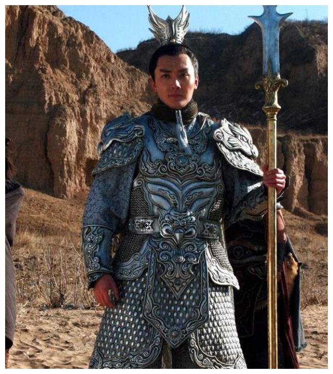 当时冯绍峰刚演完《西游记》中的"二郎神",使用兵器恰好就是三叉戟.