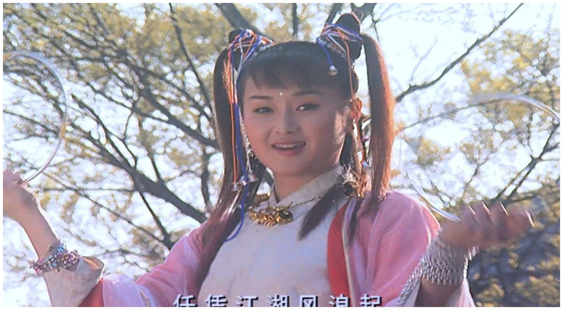 《新五女拜寿》里的玲珑,不仅将哪吒头变种成了陀螺头,还特别在俩陀螺