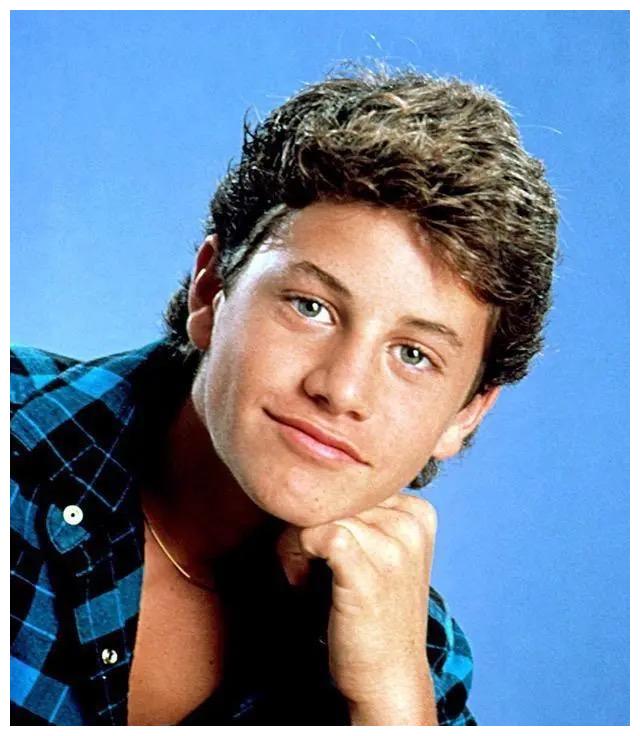 剧中饰演大哥mike的柯克·卡梅隆,年轻时就有着迷倒万千少女的高颜值