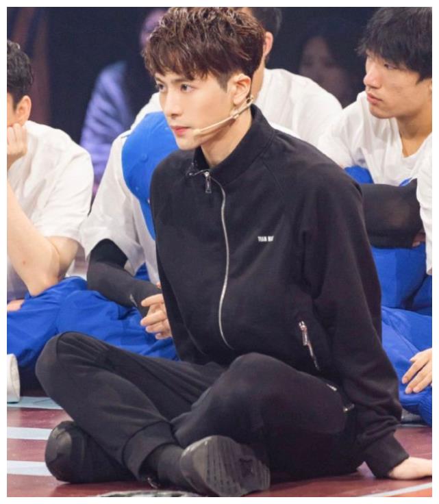 希望王嘉尔能够把握好减肥的度,万事都不能操之过急,突然的暴瘦也会给