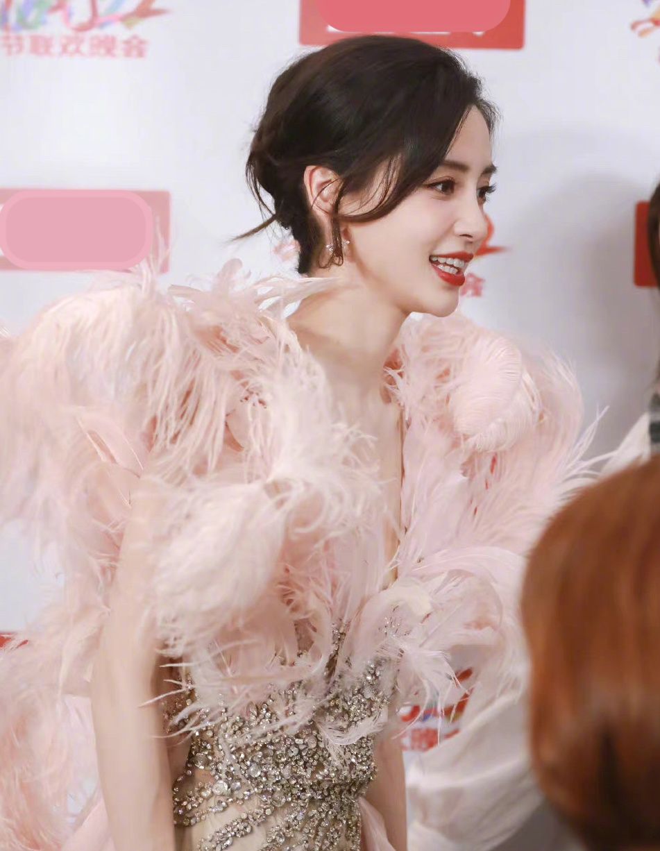 baby代言北京卫视春晚穿粉色长裙惊艳四座手上钻戒抢镜