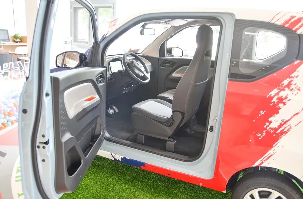 排队也要买的"代步车" 静态实拍五菱宏光mini ev