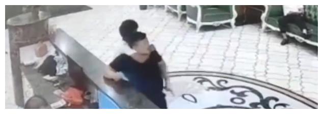 男子遭人从背后搂脖对其使用过肩摔，事后表示：以为是很熟的朋友休闲区蓝鸢梦想 - Www.slyday.coM