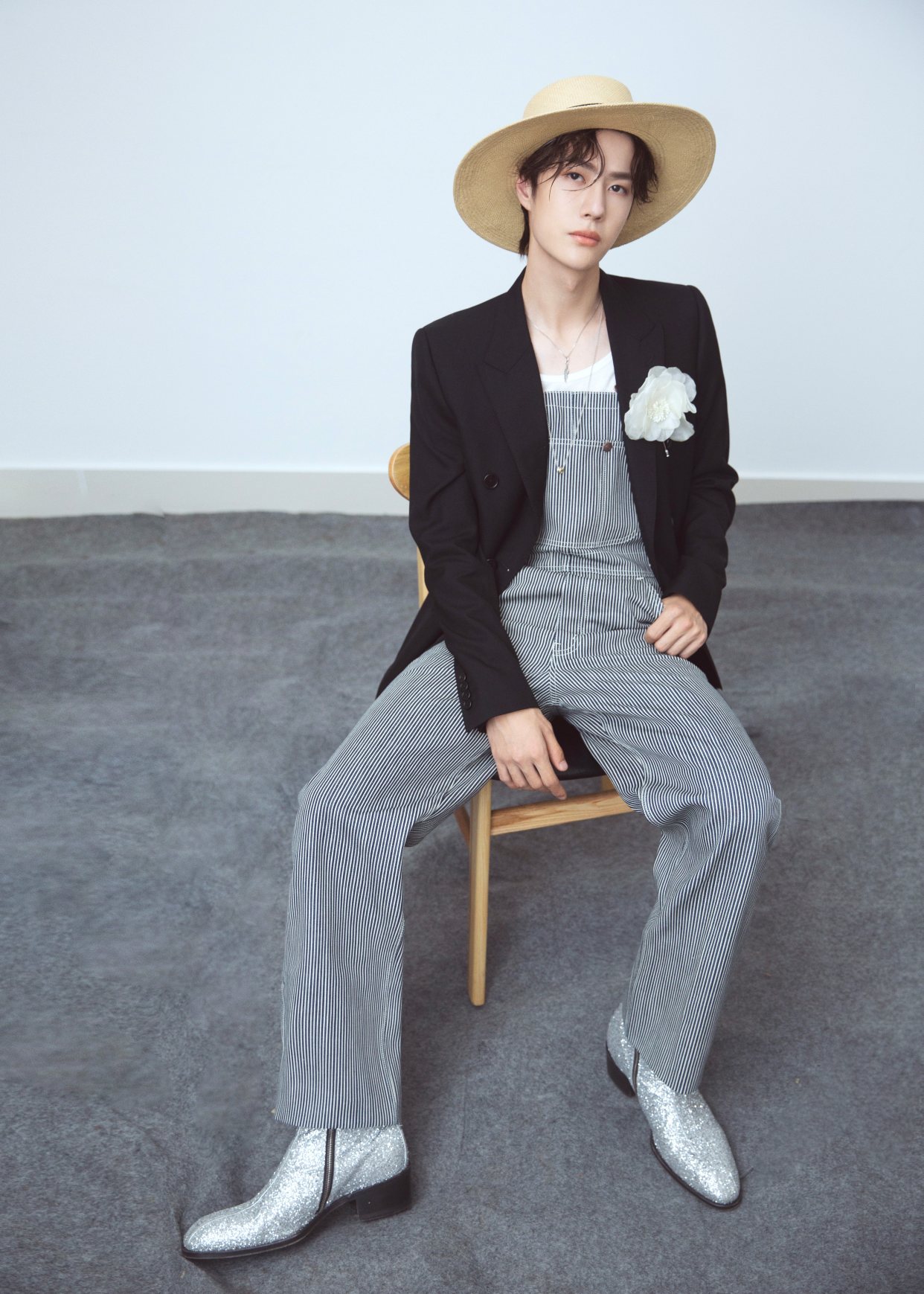 王一博西装搭配背带裤又酷又甜