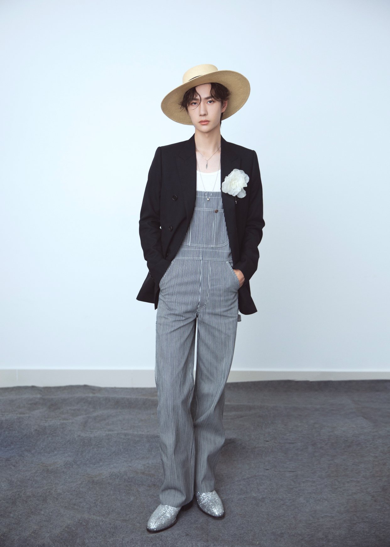 王一博西装搭配背带裤又酷又甜