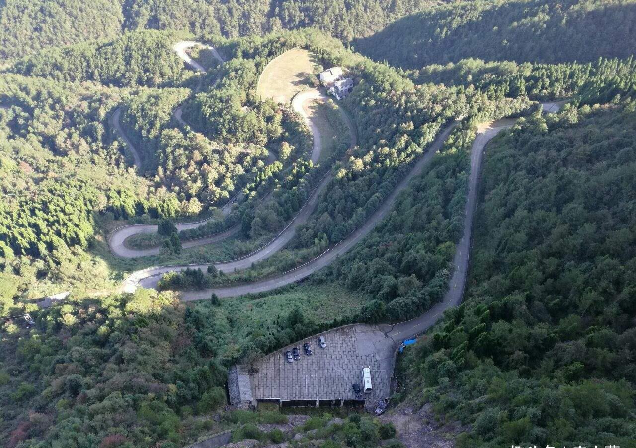 第四条就是诸暨的东白山盘山公路,春天是东白山最美的季节,环绕着诸暨