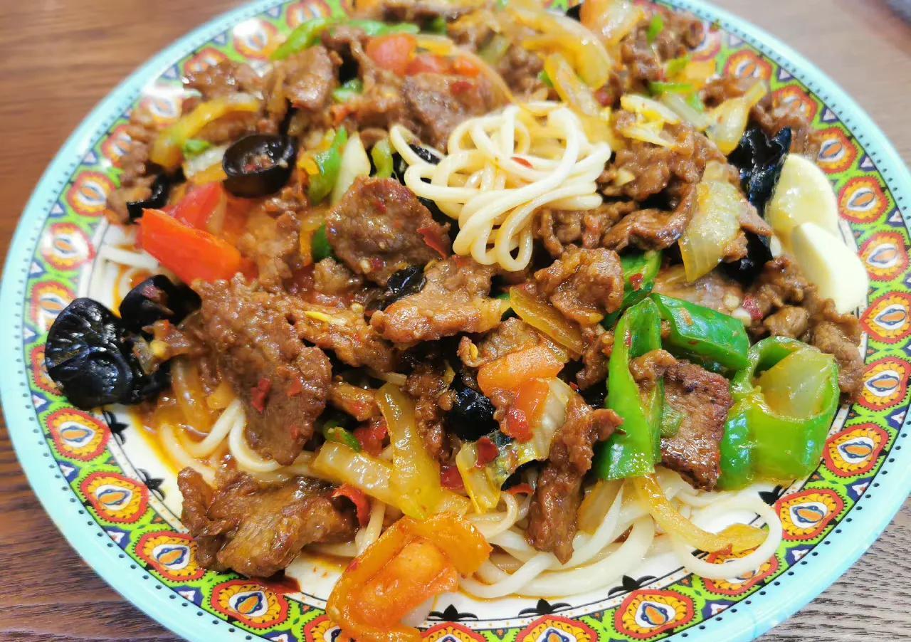 新疆美食拉条子拌面你吃过吗